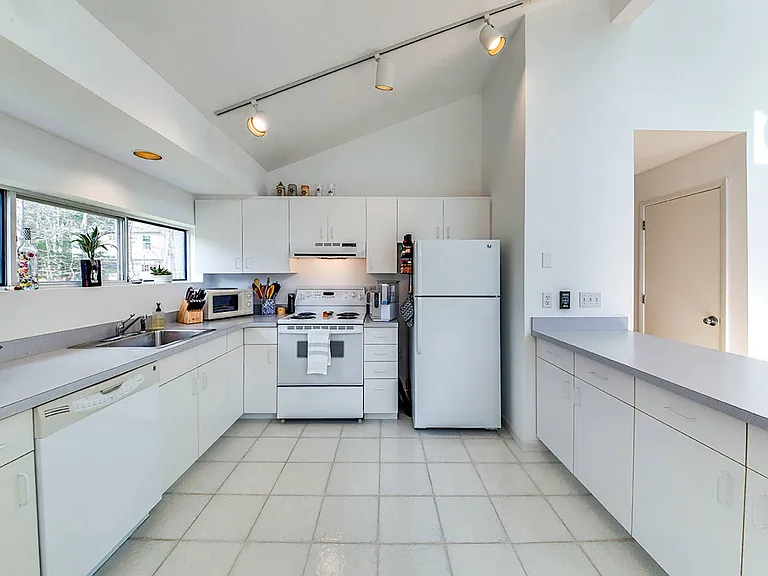 13 Eauclaire St — Photo 11