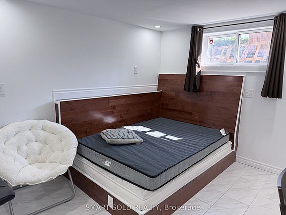3rd image of 39 Glendower Cir #Basement