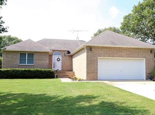 18970 Pleasant View Dr, Lebanon, MO 65536