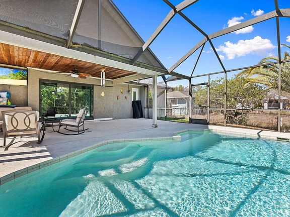 4th image of 449 SE Glenwood Drive