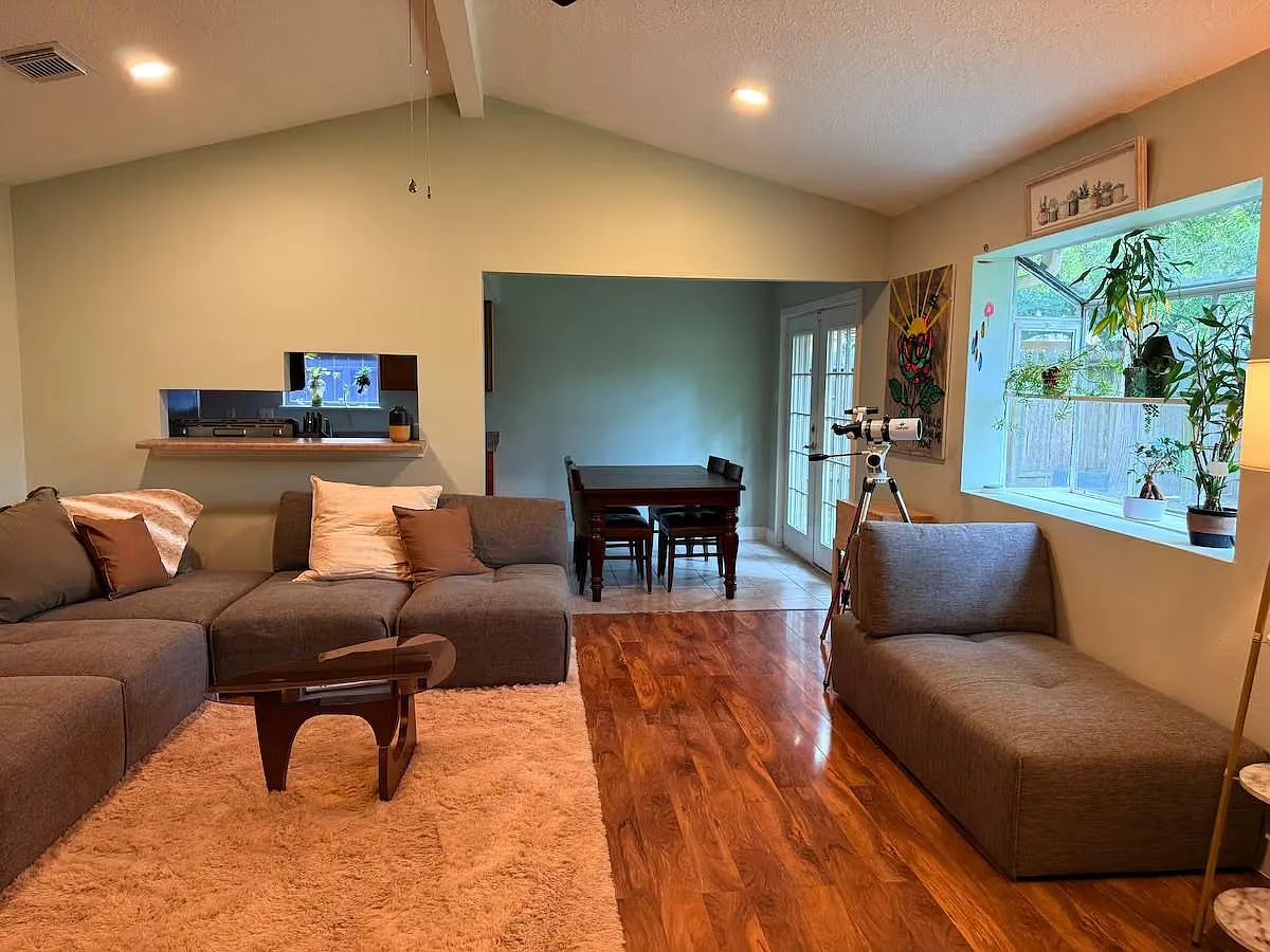 3 bed, 2.0 bath, 1360 sqft, $2,400 — Photo 4