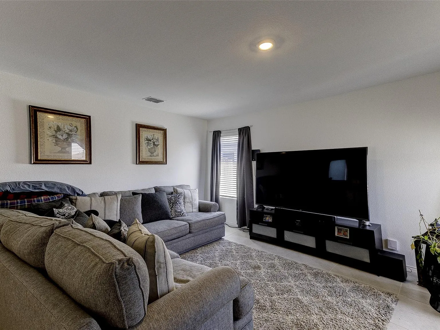 3 bed, 2.0 bath, 1450 sqft, $2,000 — Photo 3