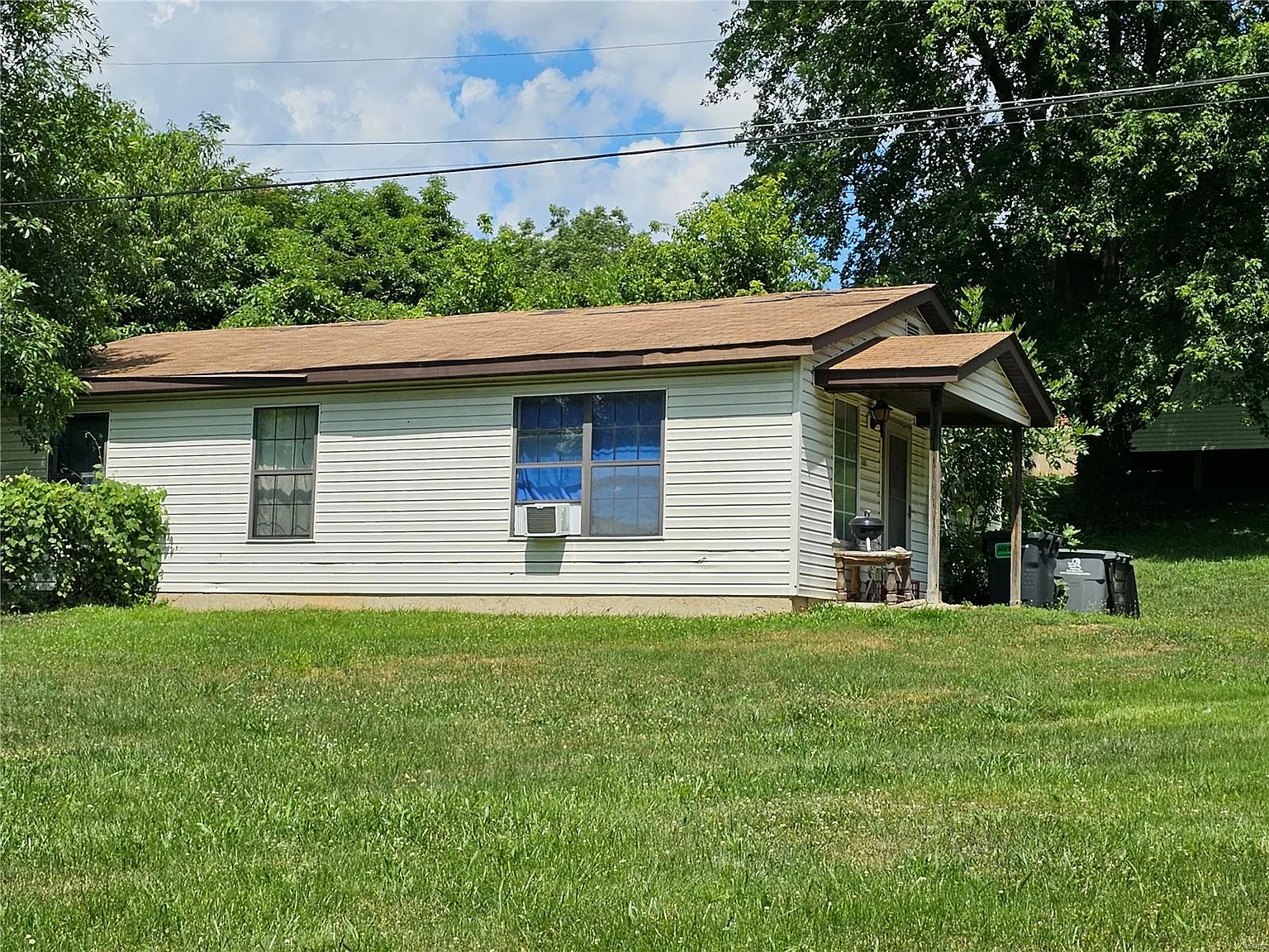 1301 Sandalwood Dr photo 1