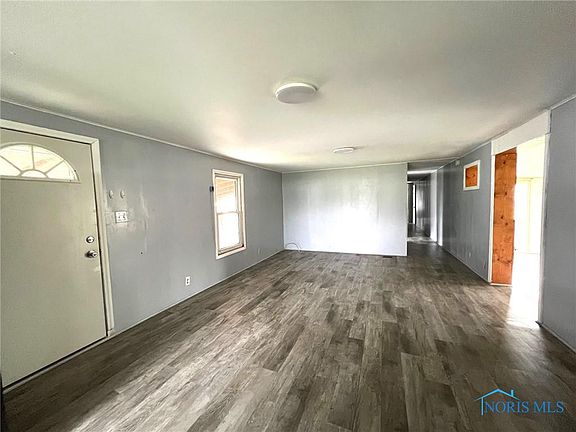 4th image of 221 E Crawford St