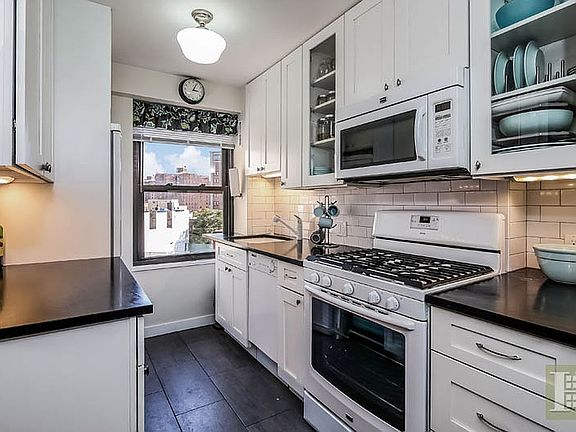 3rd image of 210 Broadway Unit J701