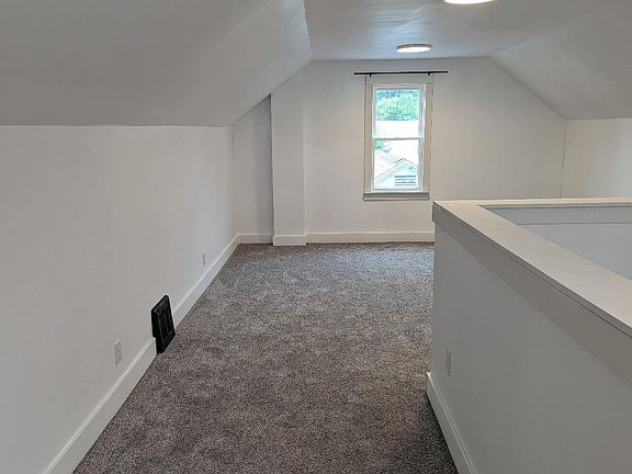 3rd image of 2460 Albrecht Ave