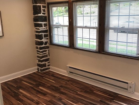 3rd image of 902 Woodland Dr