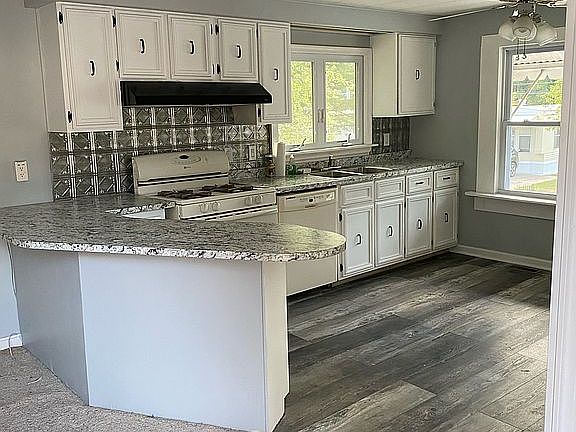 3rd image of 3431 New Moon St