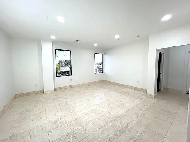 800 N Causeway Blvd #201 — Photo 6