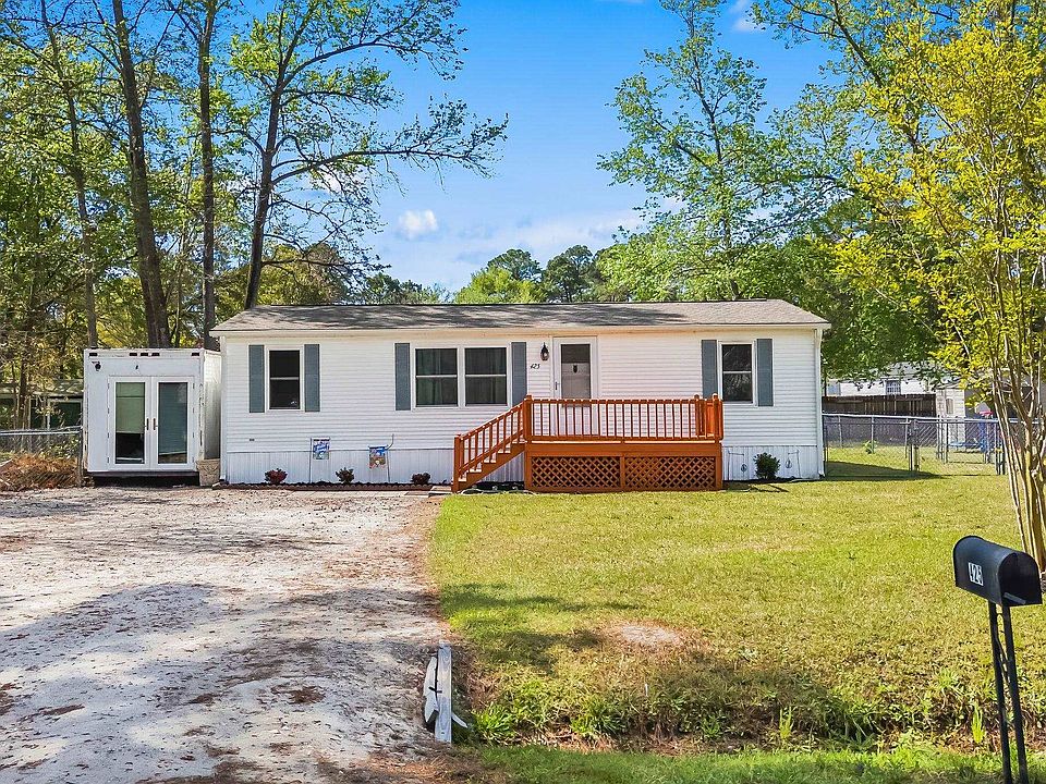 1st image of 425 Sand Hill Dr.