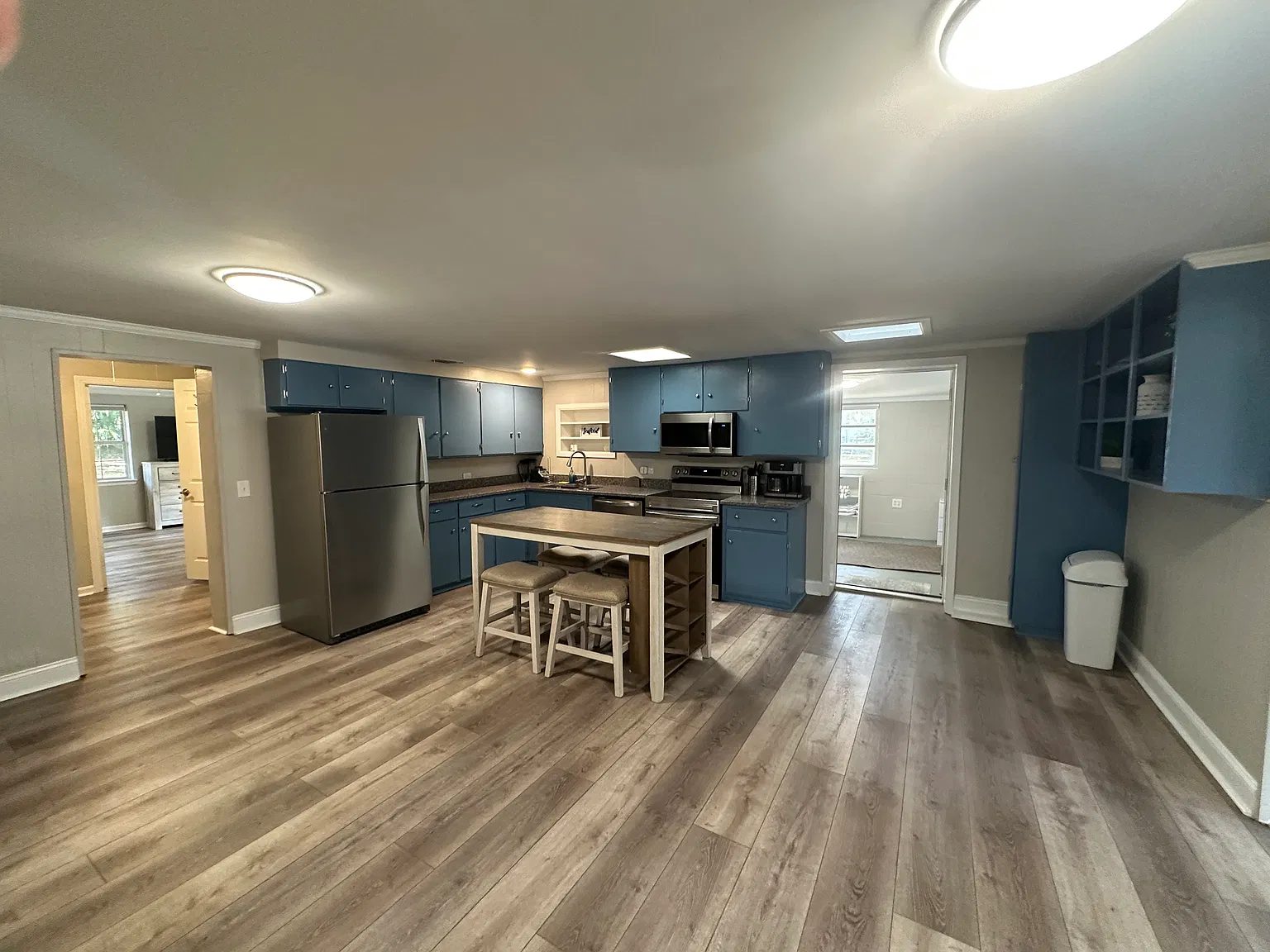 4 bed, 2.5 bath, 2100 sqft, $3,250 — Photo 2