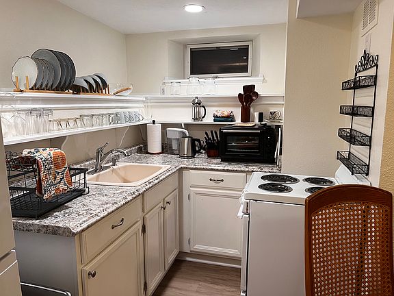 3rd image of 7427 SE Woodstock Blvd #2