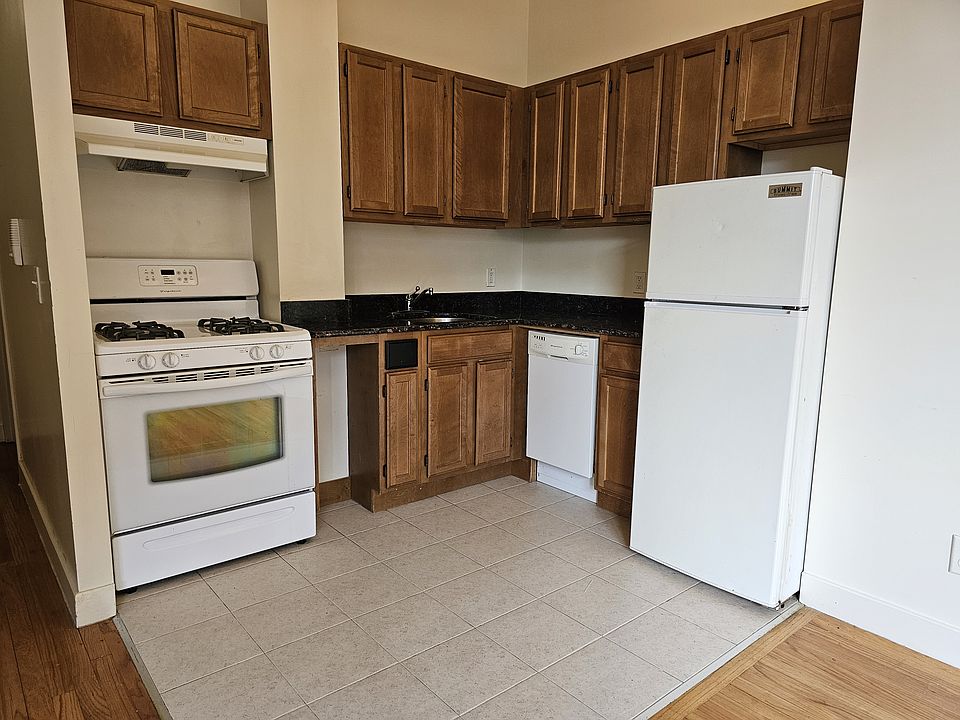 1st image of 70 Bank St Unit 2D