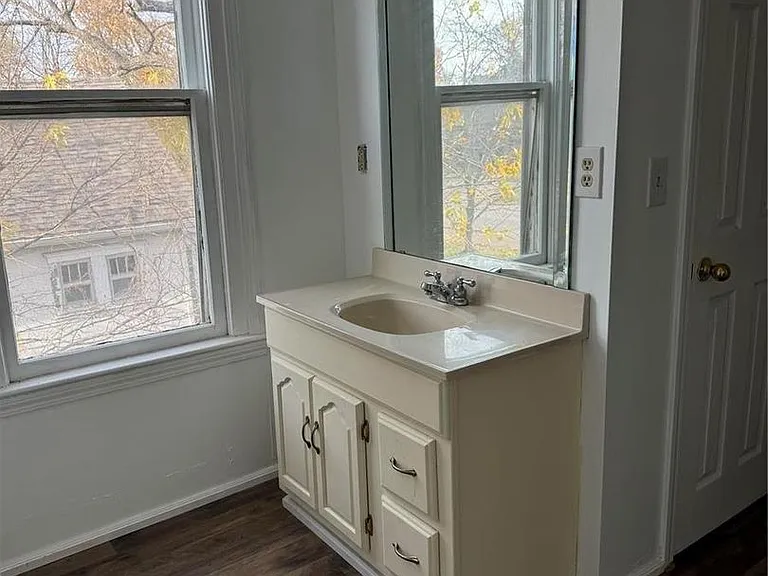 422 N Madison Ave — Photo 9
