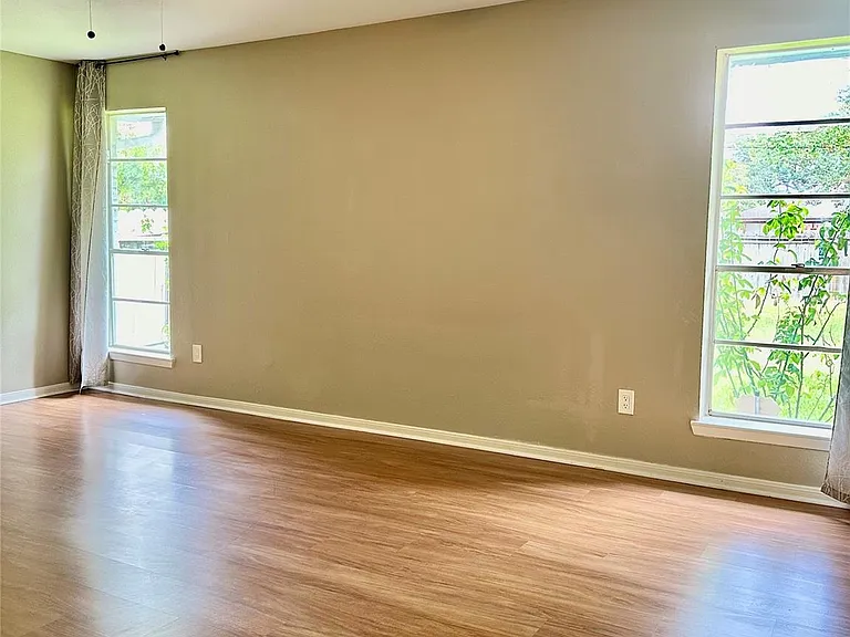 2414 Manila Ln — Photo 12