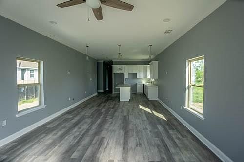 3rd image of 2331 Caffin Ave