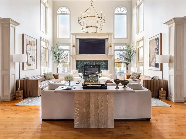 23 Applegate Ln, Hyde Park, NY 12538