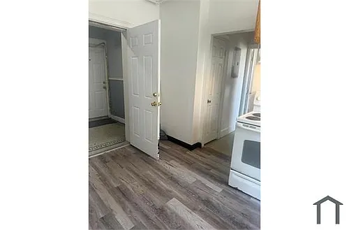 240 William St Photo 1