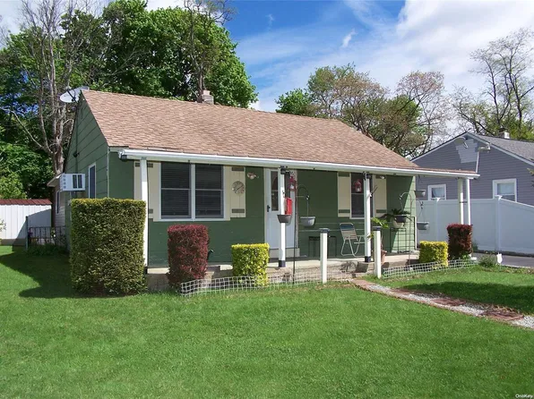 70 E Halley Lane, Central Islip, NY 11722