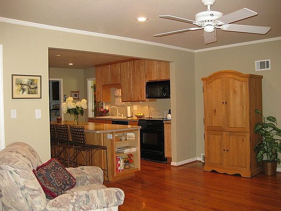 Fam Rm Opens to Gourmet Kitchen