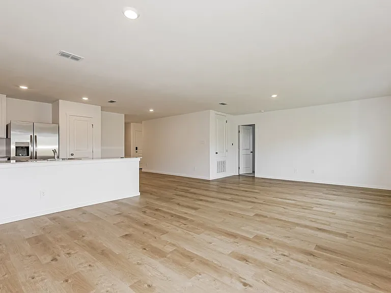 543 Artemis St — Photo 4