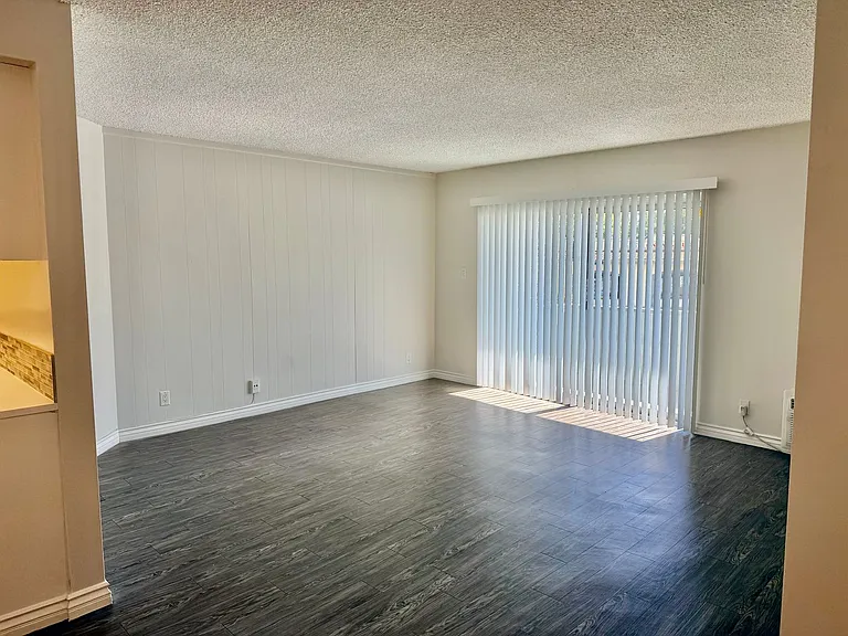 1595 E. Chevy Chase Drive — Photo 4