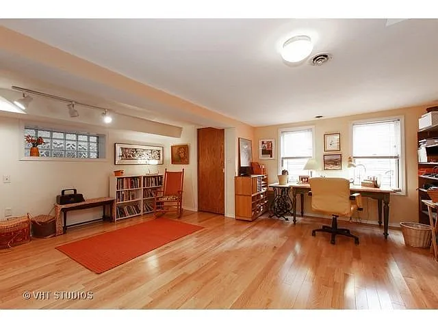 Building Photo - 1327 W Wolfram St #GARDEN