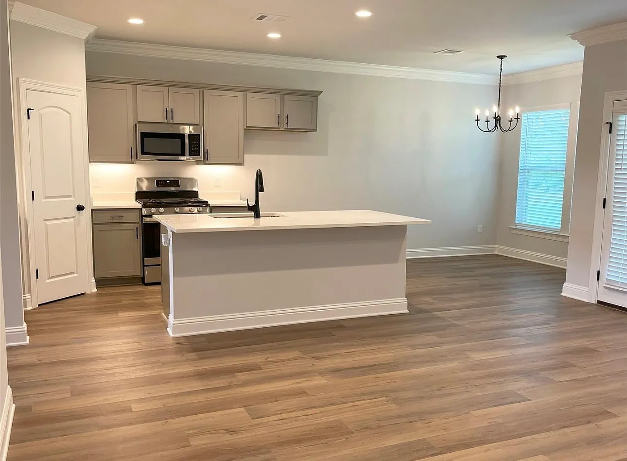 3 bed, 1517 sqft, $1,975 — Photo 2