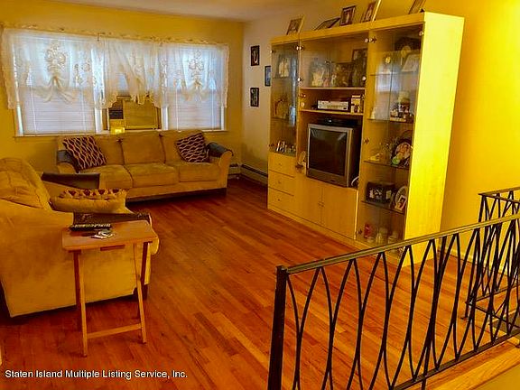 3rd image of 176 Hickory Ave