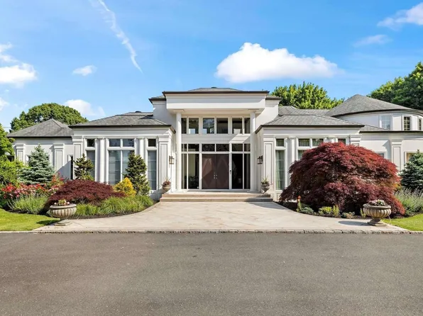 4 Polo Drive, Old Westbury, NY 11568