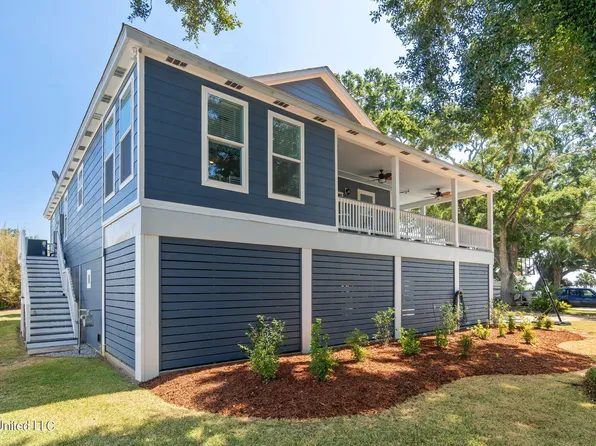 102 Barkley Dr, Pass Christian, MS 39571