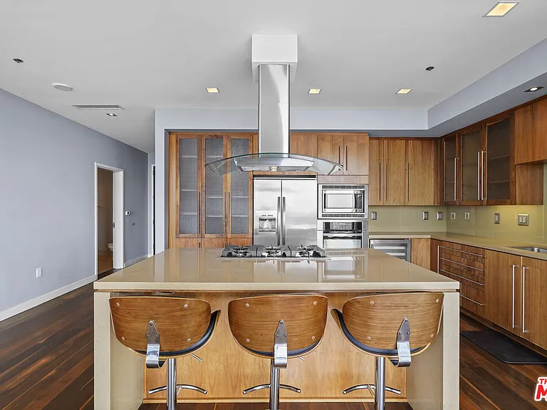 1100 Hope St #Penthouse 205 — Photo 11