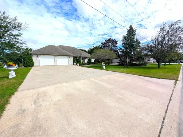 1005 8th St E, Cresco, IA 52136