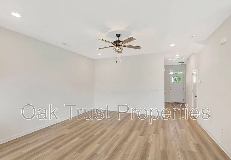 500 Trotters Ln — Photo 8