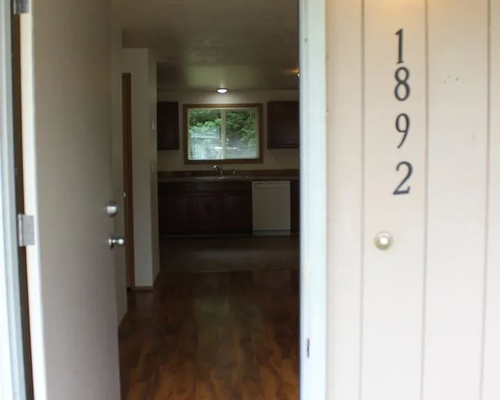 1892 NE Kathryn St — Photo 4