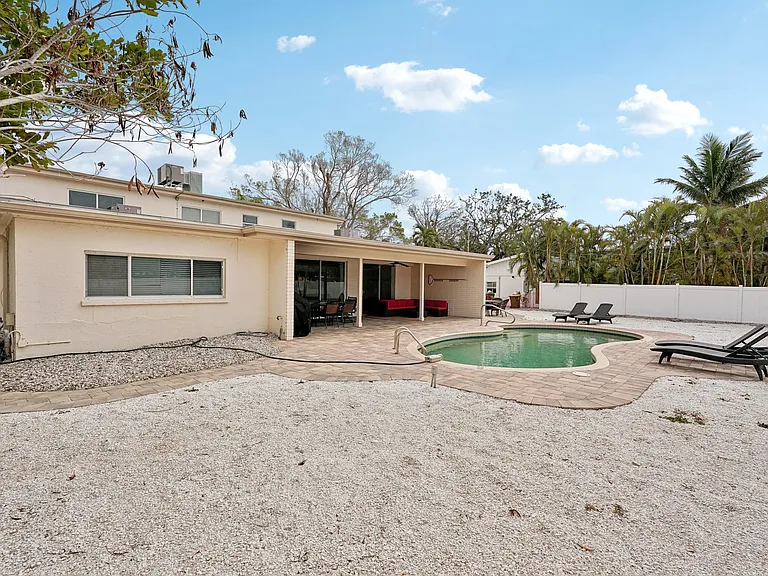 55 N Washington Dr — Photo 57