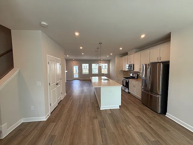 4 bed, 2120 sqft, $2,450 — Photo 3