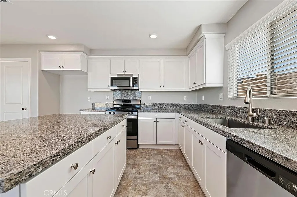4 bed, 2.5 bath, 1824 sqft, $3,300 — Photo 4