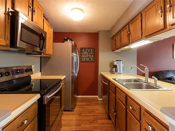 4th image of 19479 Puritas Ave #32