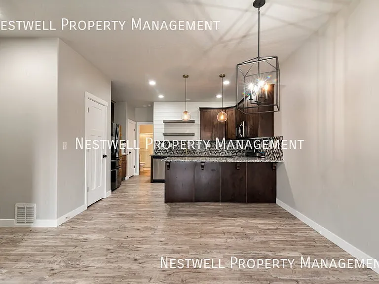 323 N 725 E — Photo 3