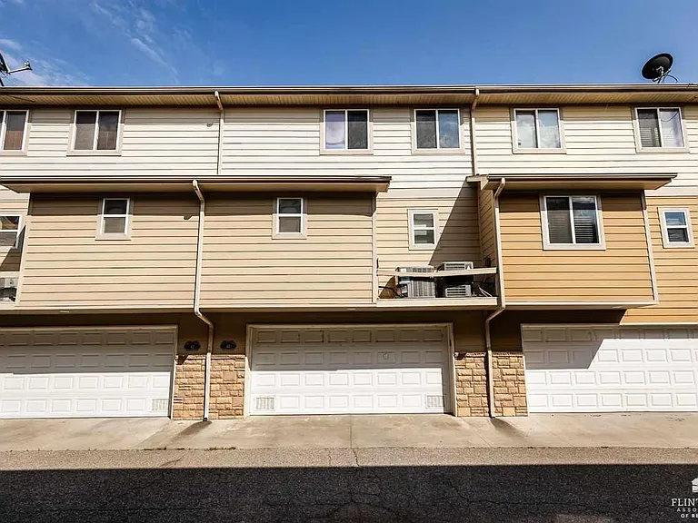 43 Fuller Cir #43 — Photo 3