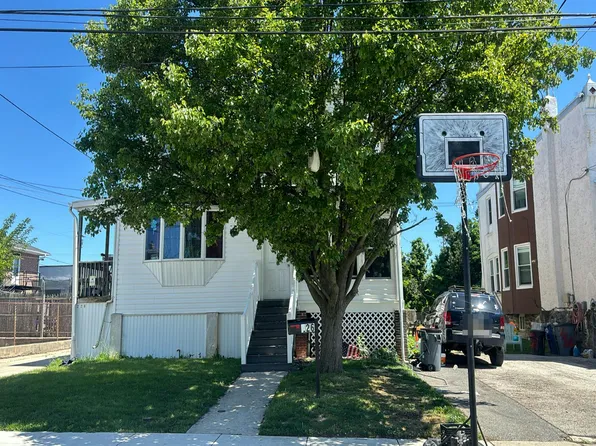 226 Cedar Ave, Holmes, PA 19043