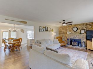 216 Castleton Ln, Hendersonville, NC 28791