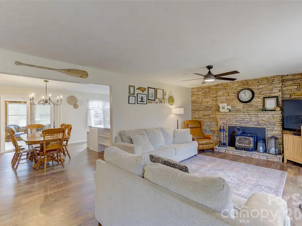 216 Castleton Ln, Hendersonville, NC 28791