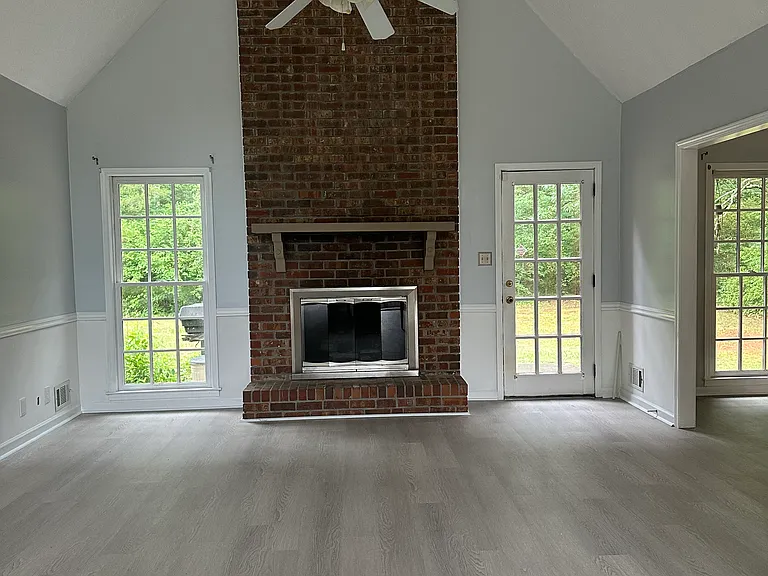 4304 Riverside Dr — Photo 4