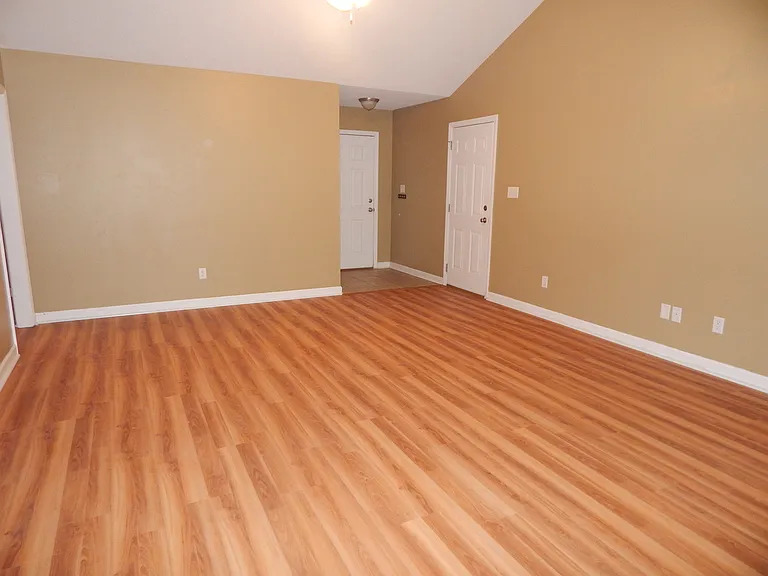 476 Bryson Cir — Photo 2