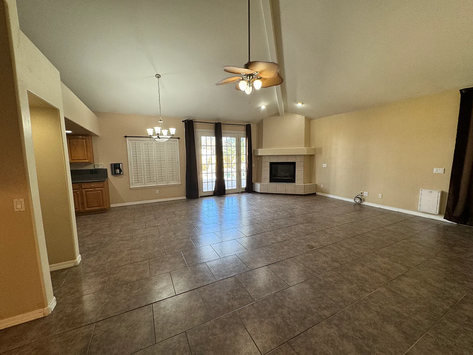 4 bed, 3.5 bath, 2904 sqft, $3,995 — Photo 3