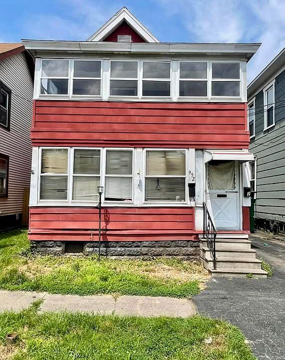 1st image of 952 Emerson Ave Unit 3
