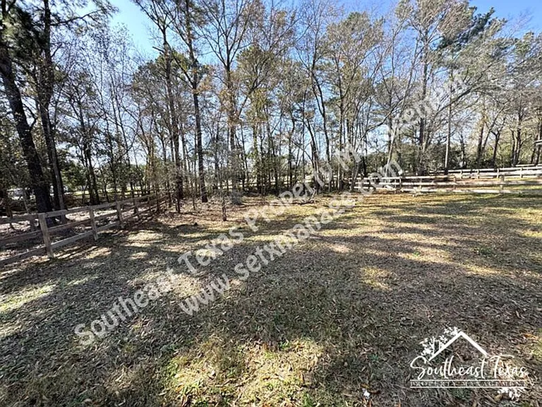 111 Lakeway Cir — Photo 25