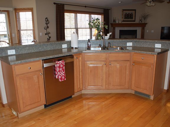 Spacious kitchen island

